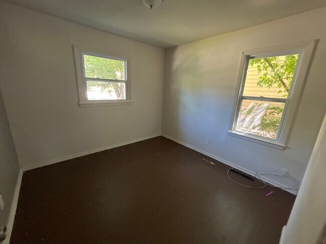 Building Photo - 3 bed 1 Bath Huge backyard Section 8 avail...
