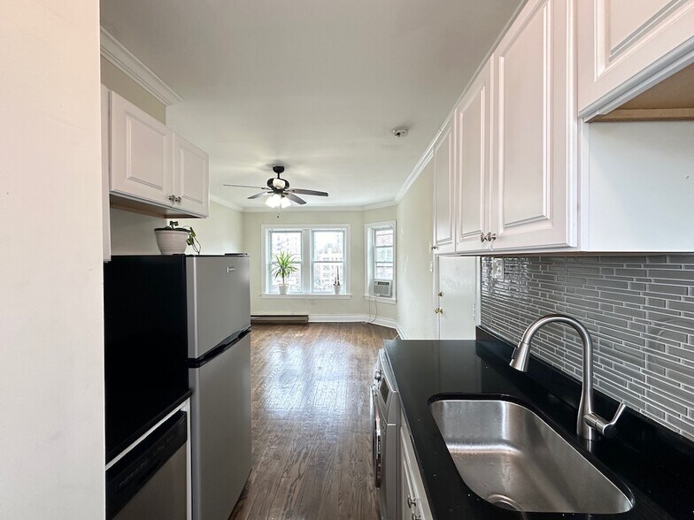 Building Photo - 644 W Roscoe St