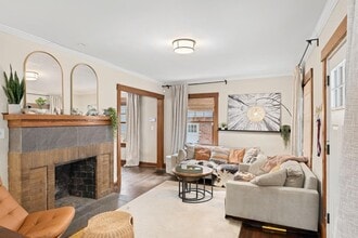 Building Photo - 2 Bed 1.5 Bath Home in the Heart of KCMO and Plaza Area