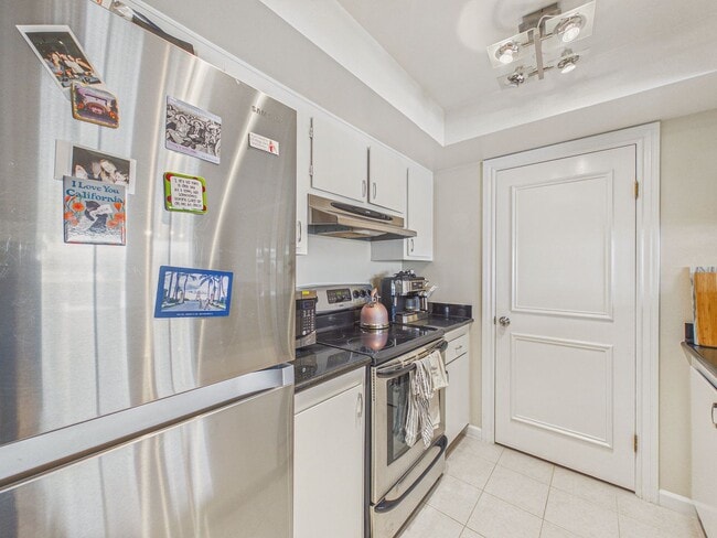 Building Photo - Large 1 bedroom condo for rent! $3,450
