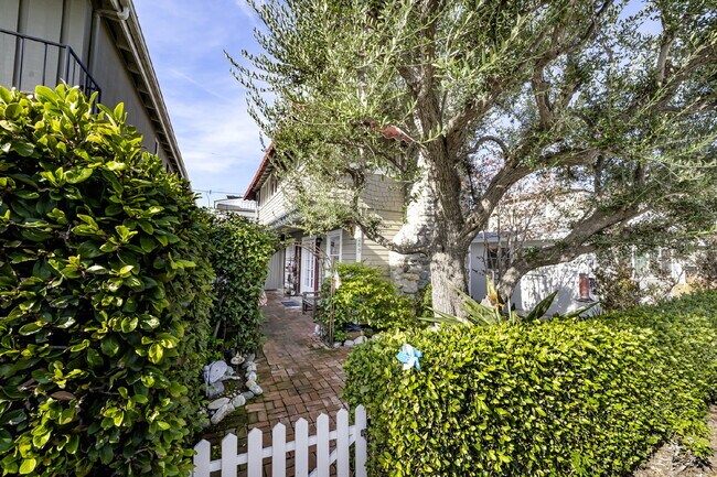Building Photo - "Charming 4-Bedroom Classic Cottage & Cozy Fireplace in heart of Balboa