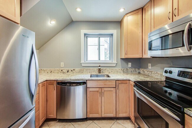 Building Photo - Boutique Condo in Bethesda 1+1 Updated Condo & Reserved Parking space
