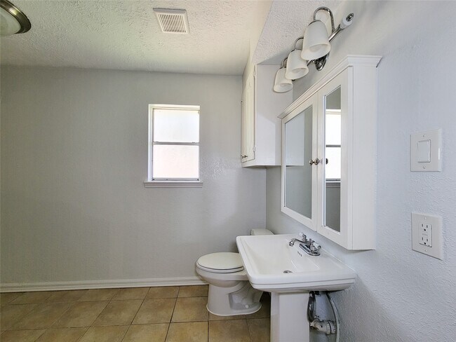 Building Photo - 409 S Travis