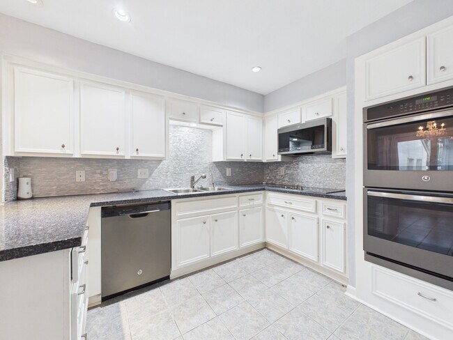 Building Photo - 7655 S Braeswood Blvd