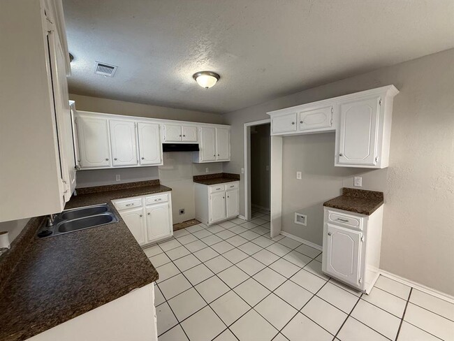 Building Photo - 808 W Elder Dr