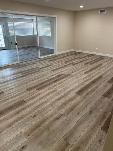 Building Photo - 340 E Shamrock St