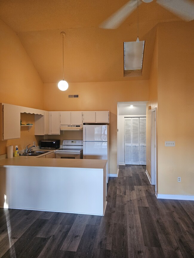 Building Photo - 500 Fairway Village Dr
