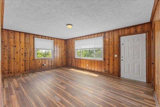 Building Photo - 4 bedroom, 2 bath home with den and garage...