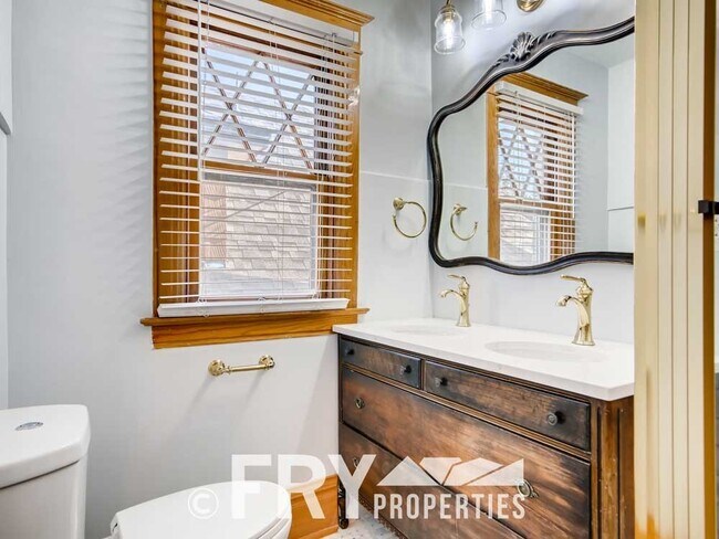 Building Photo - Beautifully Remodeled Potter Highlands Vic...