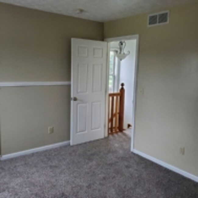 Building Photo - 2/3 Bed Room 1 ½ Townhouse for rent.