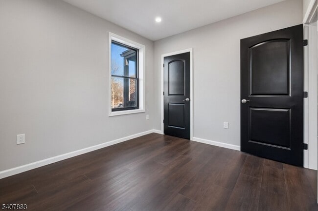 Building Photo - 266 Morris Ave