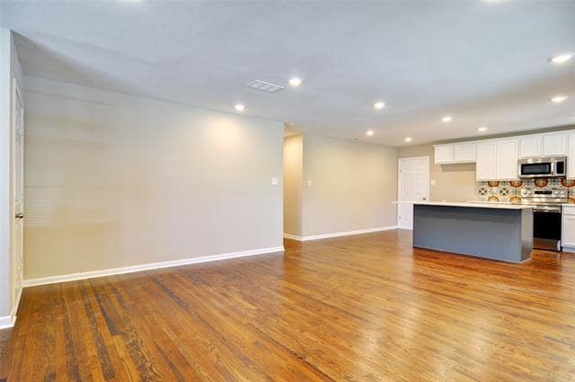 Building Photo - 3700 Jeanette Dr
