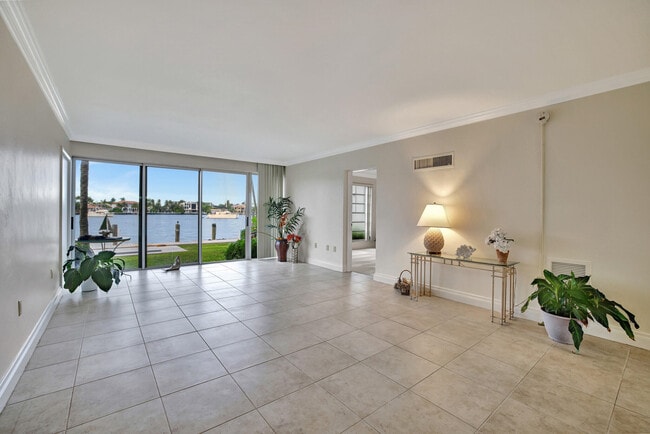 Building Photo - 2727 Yacht Club Blvd