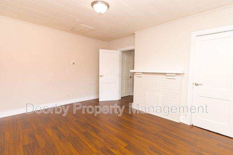 Building Photo - 1113 E 8th St