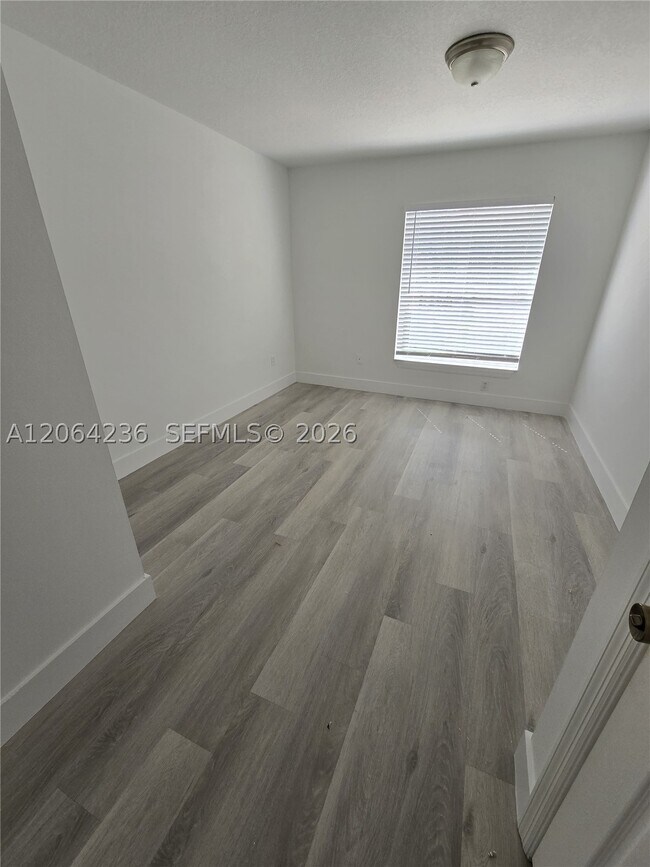 Building Photo - 331 River Bluff Ln