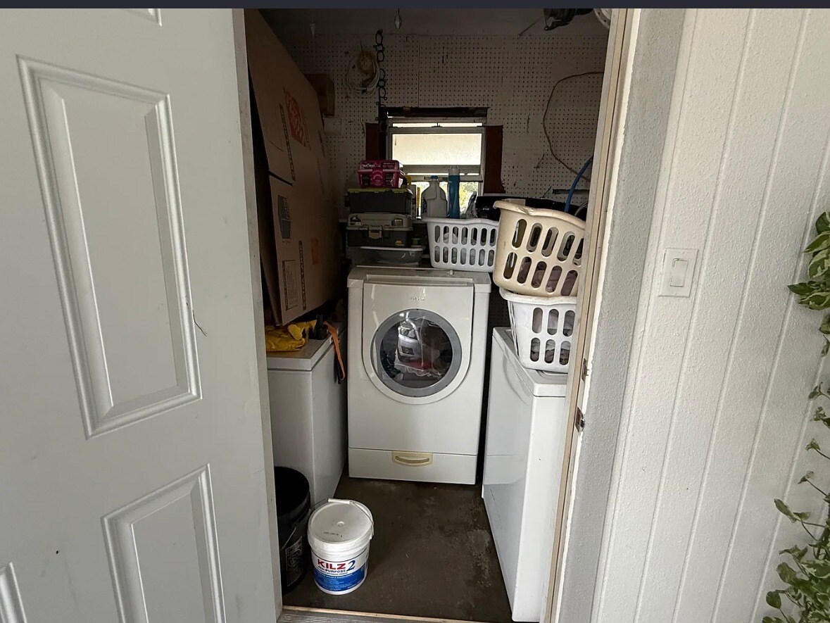 Laundry - 120 N Edgemon Ave