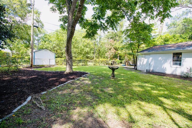 Building Photo - Stunning 3 Bedroom, 2 Bathroom in West Col...