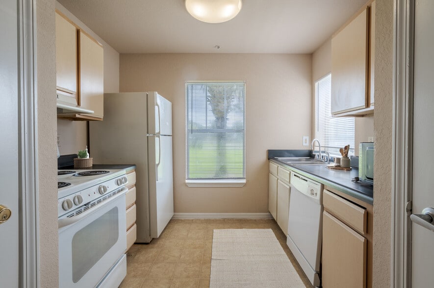 Building Photo - Summer Breeze