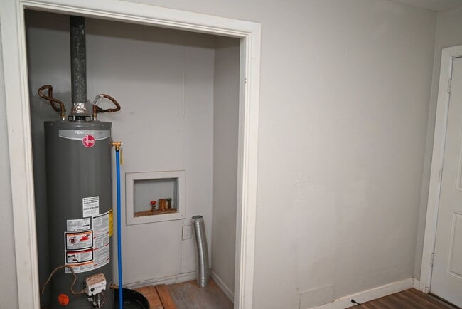 Building Photo - 600 E 1st St