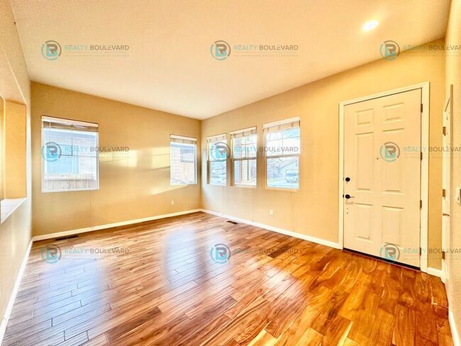 Building Photo - Half-Month Free Rent! Charming 3-Bedroom H...