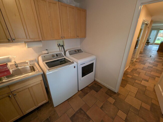 Building Photo - Spacious Upstairs Master Bedroom for Rent