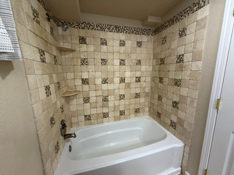 Building Photo - 1509 Oak Ct