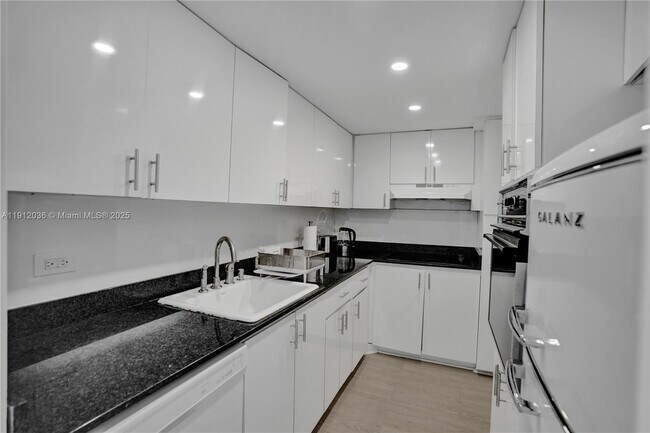 Building Photo - 3 Island Ave