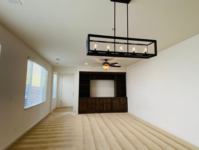 Building Photo - $2,250 International & Chestnut 3 Bed - N....