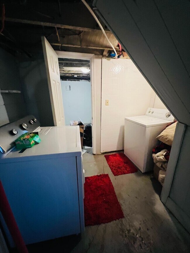 Building Photo - Charming 3bdrm/1.5bth Home Conveniently Lo...