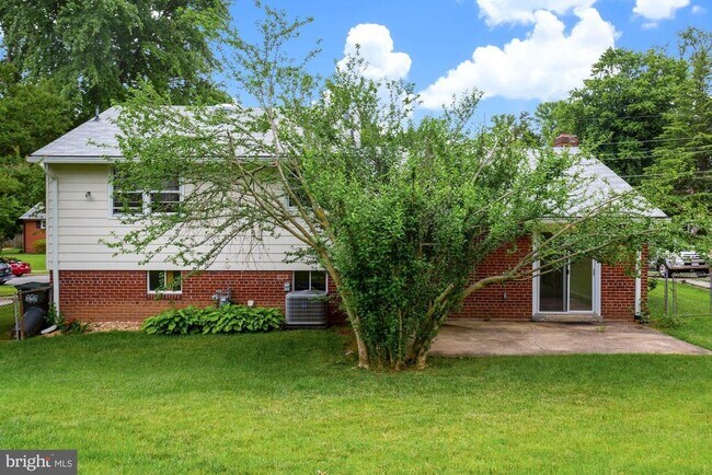 Building Photo - 7106 Jayhawk St