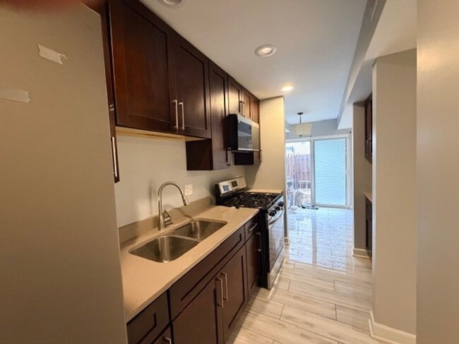 Building Photo - Large 3 Bedroom 1 Bath Townhome