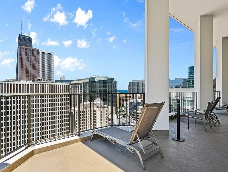 Rooftop Terrace - 535 N Michigan Ave