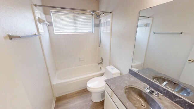 Building Photo - 2802 Woodlands Dr