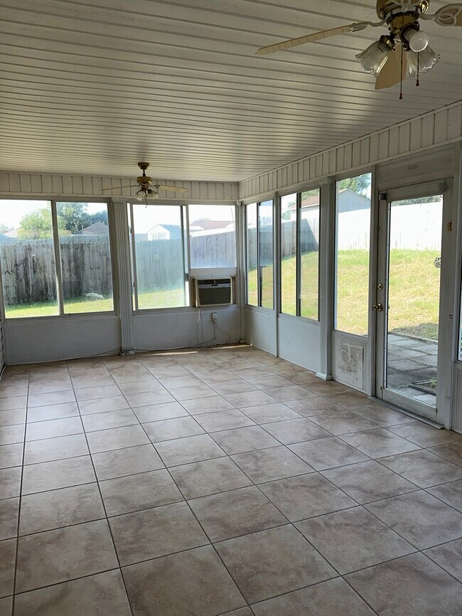 Building Photo - Cute 2/2 with garage and a nice size Flori...