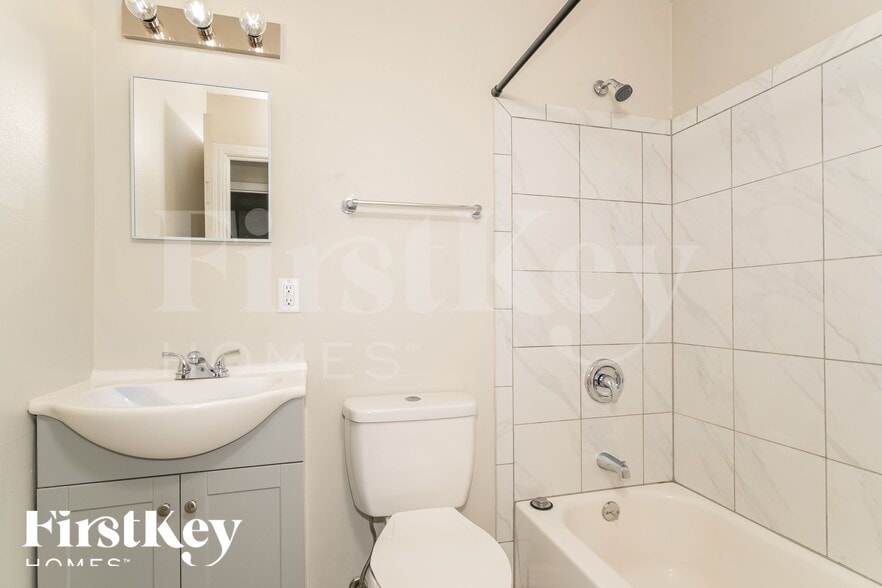 Building Photo - 706 Boca Chica Dr