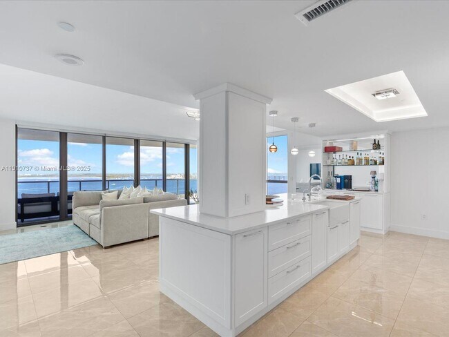 Building Photo - 1331 Brickell Bay Dr