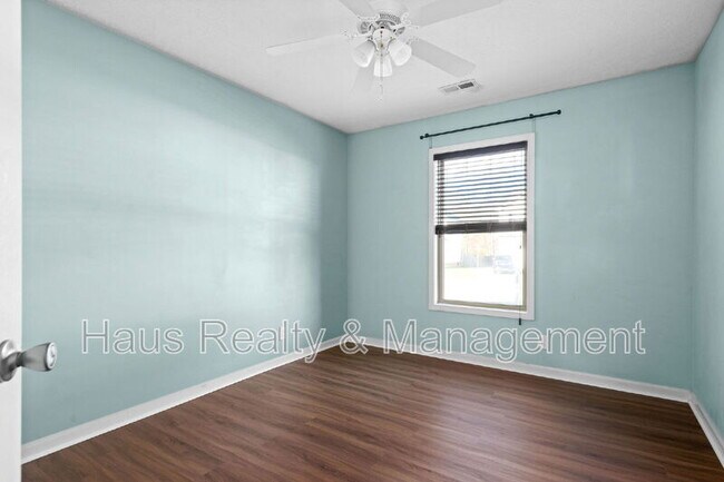Building Photo - 3565 Southwood Dr
