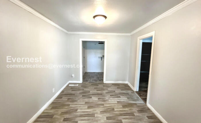 Building Photo - 913 Meadowbrook Dr