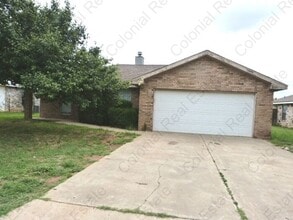 Building Photo - Spacious 3 Bed/2 Bath home with a fireplace!