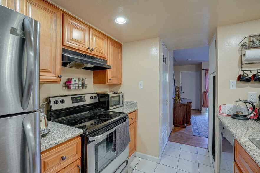 Building Photo - 5474 Roundtree Pl