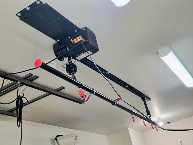 Building Photo - Grandiose Home on 1 Acre -- in East Wenatchee for Rent!!