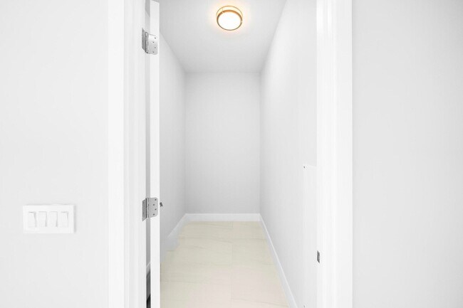 Building Photo - 3100 N Ocean Dr