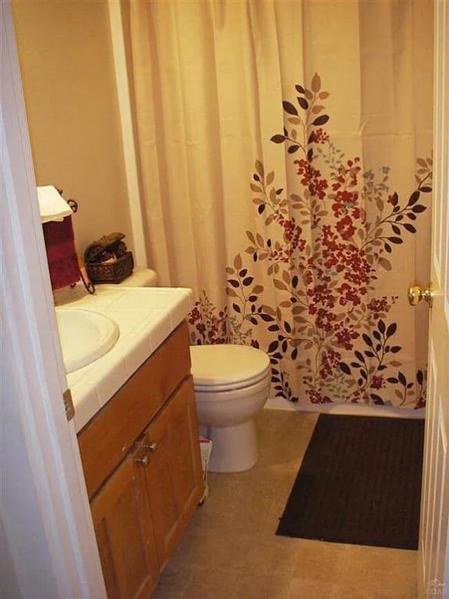 Building Photo - Adorable single-level 3x2 in desirable Fox...