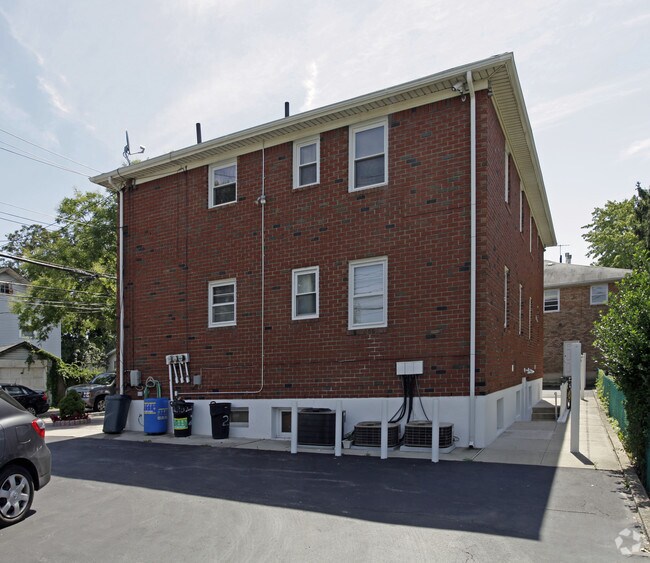 Building Photo - 2-6 Dorothea Pl