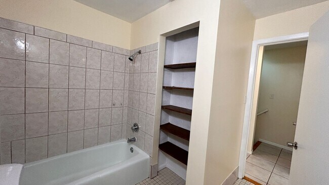 Building Photo - Unfurnished Annual Rental Available Now.