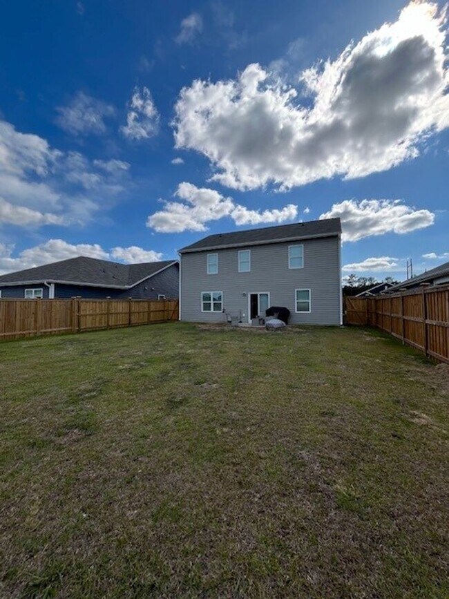 Building Photo - Discover this spacious 4-bedroom, 2.5-bath home in Winnabow, NC