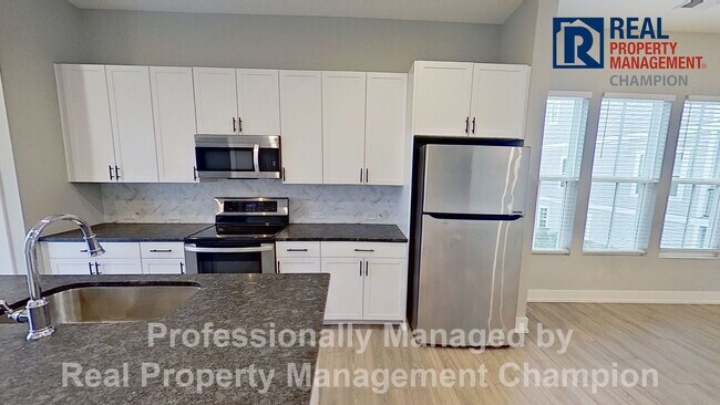 Building Photo - Bright & Open End Unit Townhome