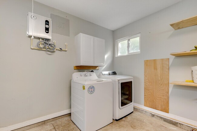 Building Photo - 405 2nd St