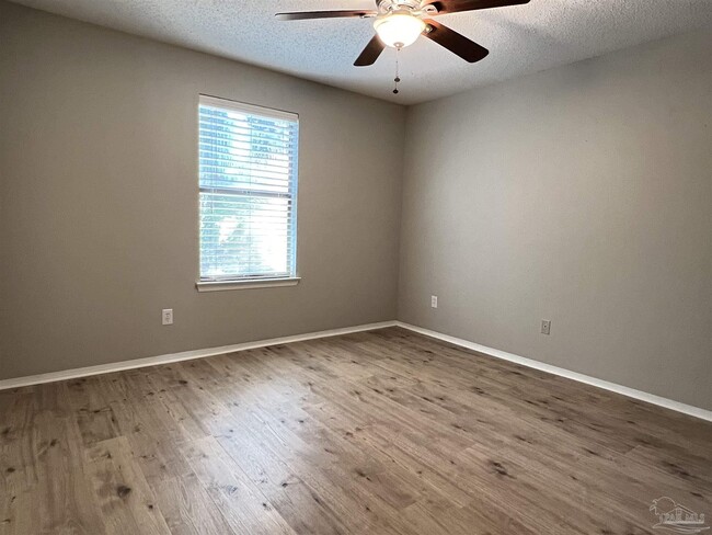Building Photo - 10055 Hillview Dr