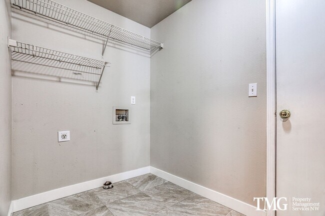 Building Photo - **MI Special: Feb Rent Free!!** 4 Bed 2.5 Bath Home Near Parks, Shopping, and Dining. Main Level ...